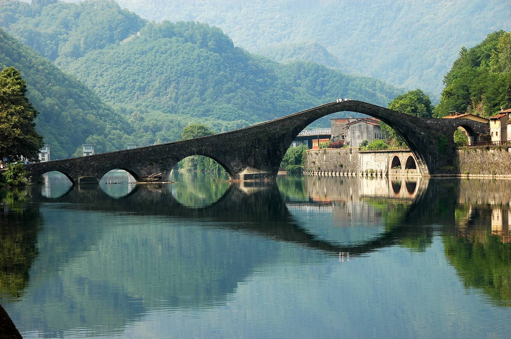 Fascino e mistero avvolgono il Ponte del Diavolo a Borgo a Mozzano 1